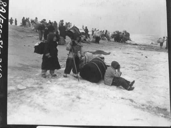 1951. 1.4. 한강나루터에서 건너야 할 강을 바라보는 피난민 아이들 